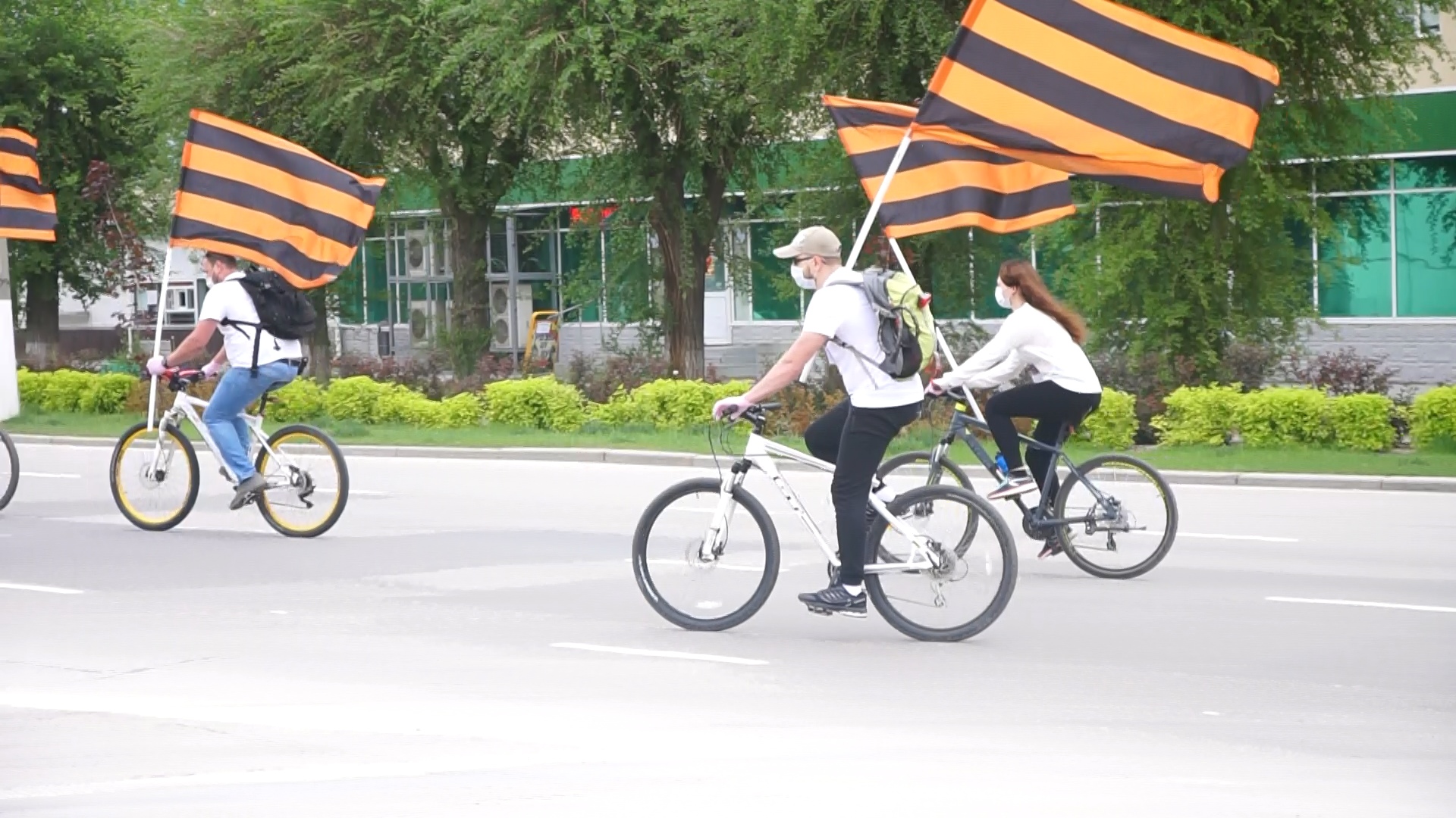 В Волжском волонтеры организовали велопробег «Эстафета Победы»
